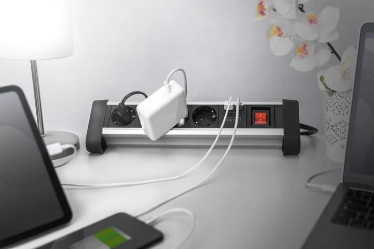 Digitus Listwa zasilająca biurowa 45° 4 gniazdowa, 2x USB (5V/2A) z możliwością obrotu o 290° aluminiowa HQ