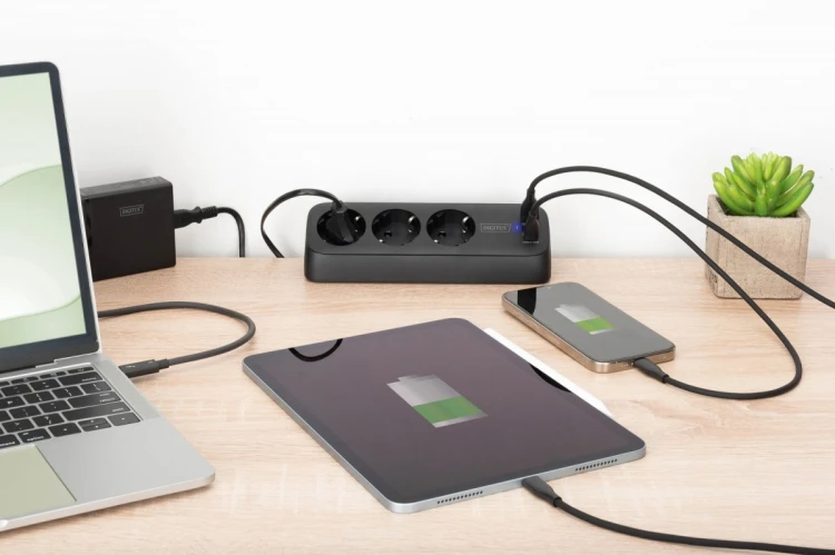 Digitus Listwa zasilająca biurkowa, 3 gniazda Schuko, 2x USB-A (2x 12W), 1x USB-C (30W) z zaciskiem na blat, kabel 1,5m, czarna