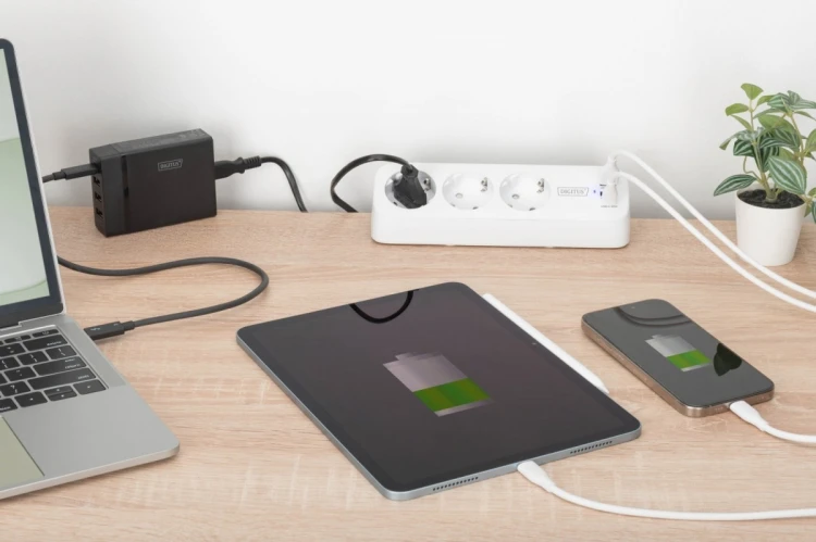 Digitus Listwa zasilająca biurkowa, 3 gniazda Schuko, 2x USB-A (2x 12W), 1x USB-C (30W) z zaciskiem na blat, kabel 1,5m, biała