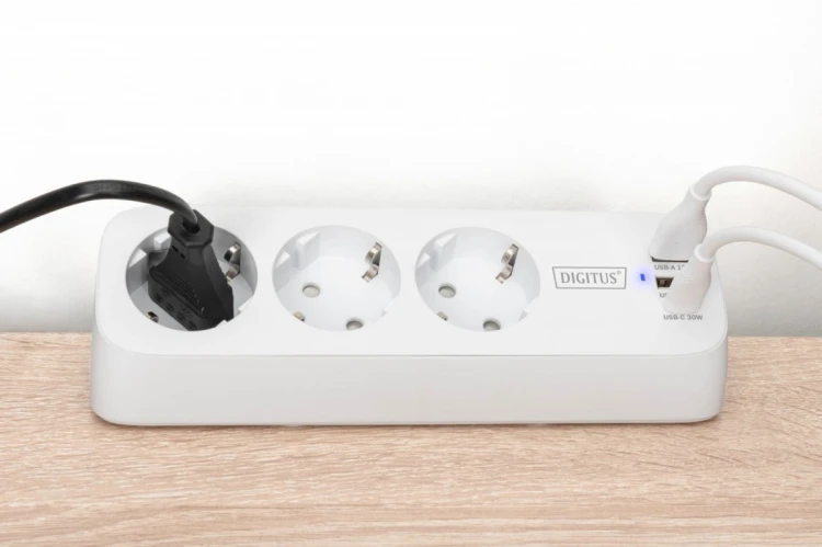 Digitus Listwa zasilająca biurkowa, 3 gniazda Schuko, 2x USB-A (2x 12W), 1x USB-C (30W) z zaciskiem na blat, kabel 1,5m, biała