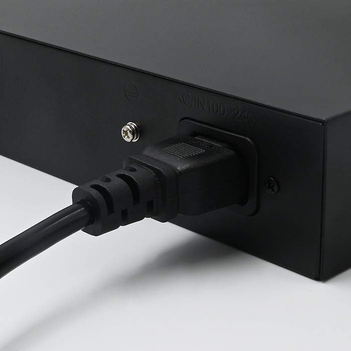 Qoltec Przełącznik sieciowy SWITCH FAST Ethernet PoE | 4x RJ45 |  2x    RJ45 Uplink | 65W | 10/100Mb/s
